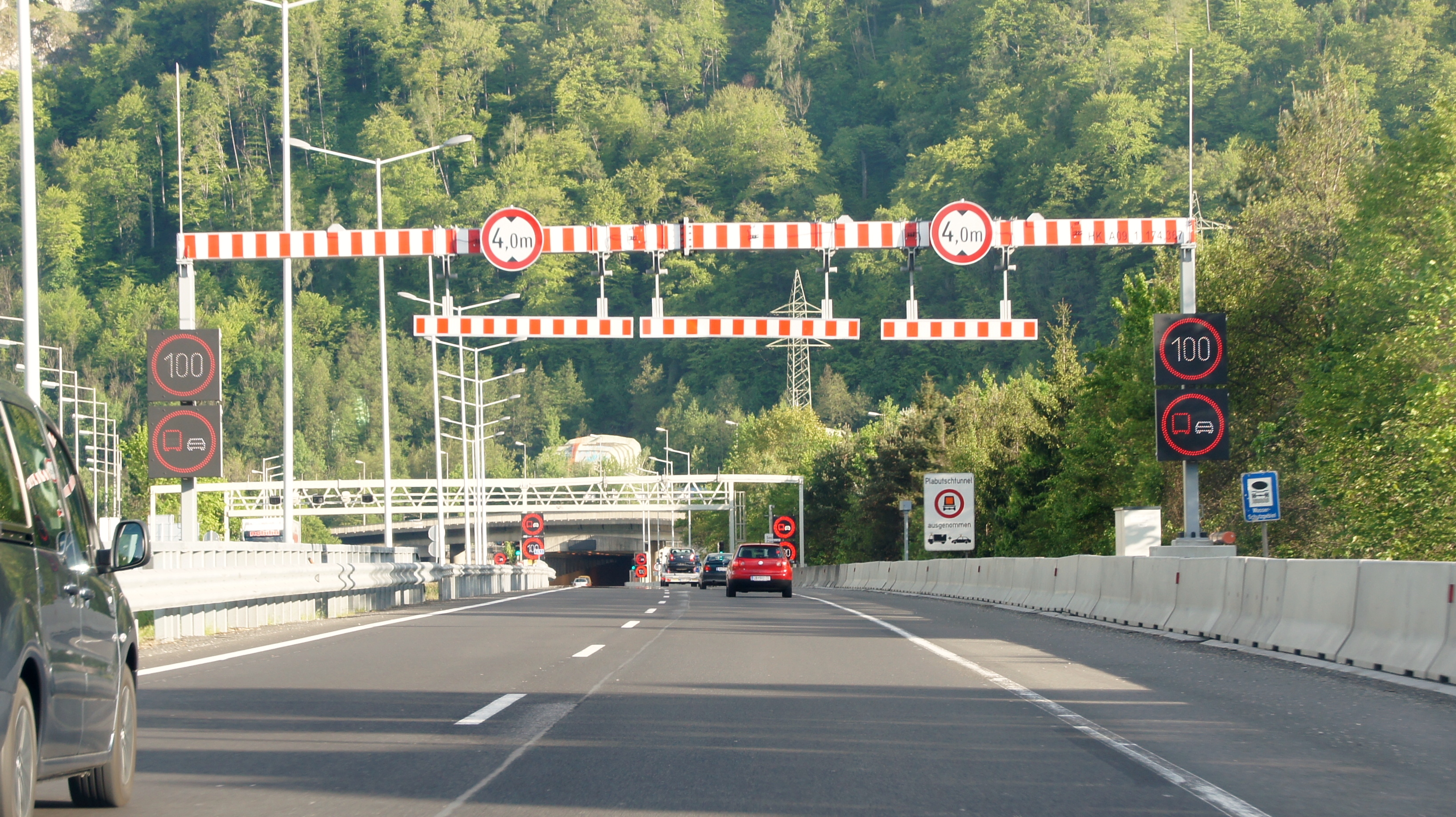 Figura 2: Señales de restricción de altura y pórticos de protección en la carretera de acceso a un túnel en Austria